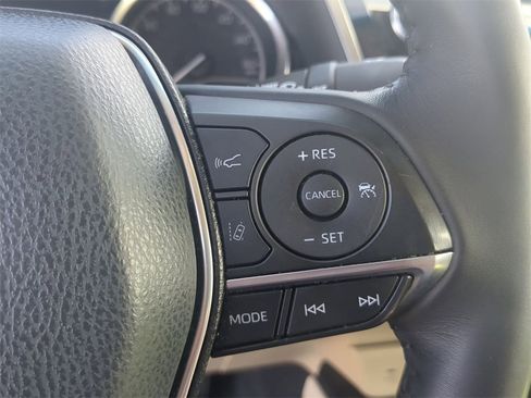 Used 2018 Toyota Camry XLE image 23