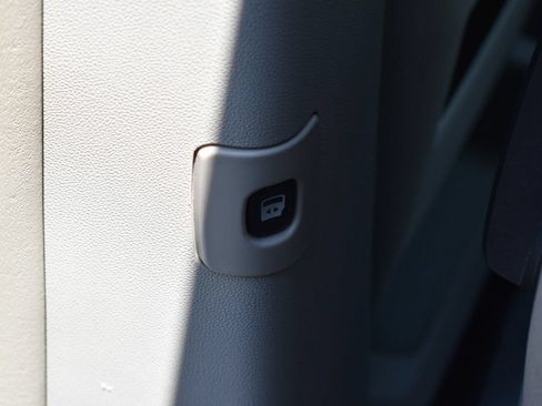 Used 2008 Chrysler Town & Country Touring FWD image 23