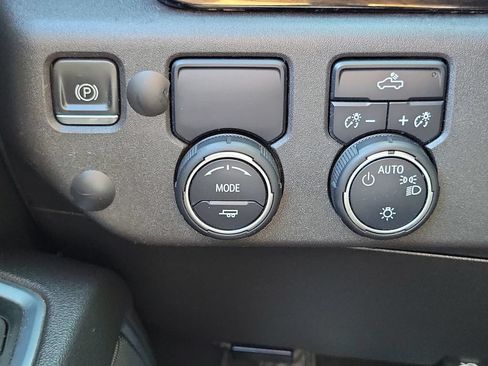 Used 2022 Chevrolet Silverado 1500 LT RWD image 13