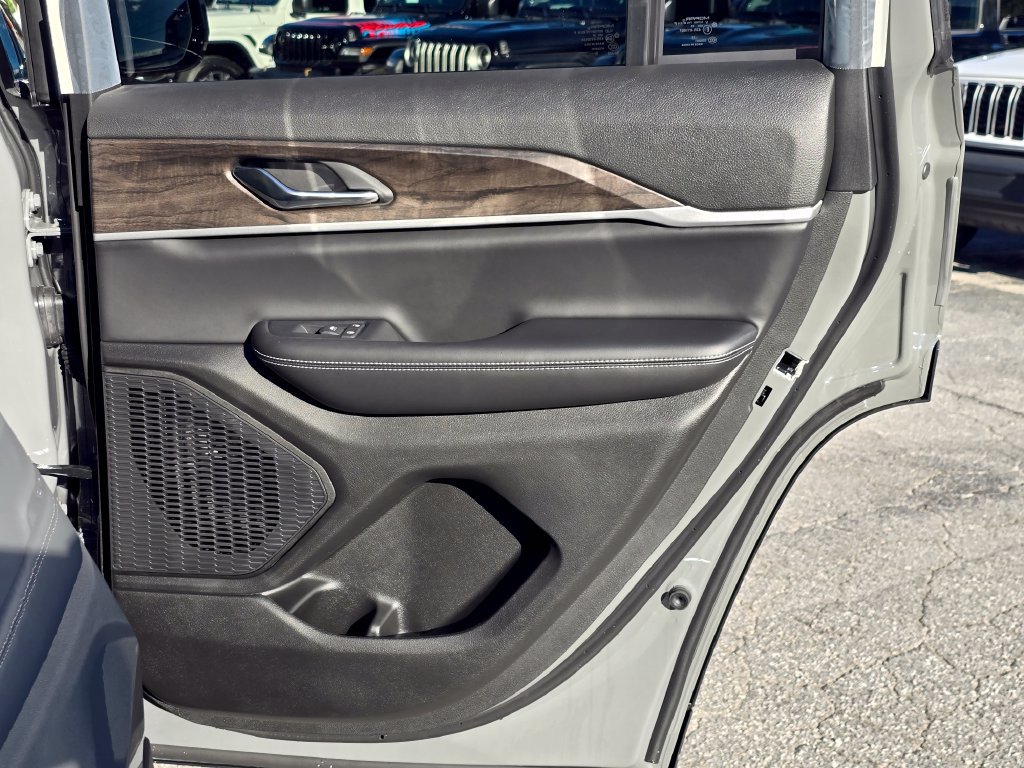 New 2027 Jeep Grand Cherokee Altitude RWD image 38