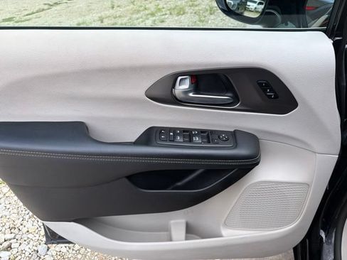 Used 2024 Chrysler Pacifica Touring-L FWD image 14