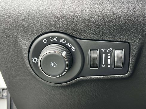 Certified 2025 Jeep Compass Limited image 40