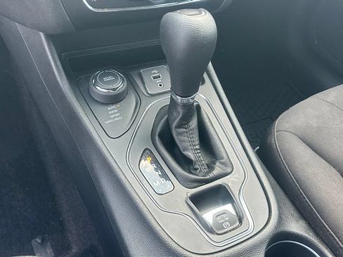 Used 2019 Jeep Cherokee Latitude w/ Cold Weather Group AWD/4WD image 27