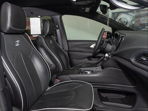 Used 2023 Chrysler Pacifica Limited w/ S Appearance Package AWD/4WD image 27