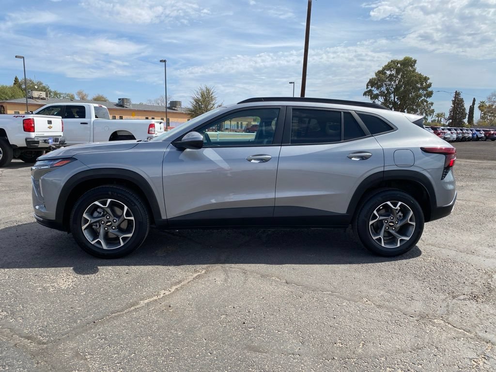Used 2025 Chevrolet Trax LT FWD image 3