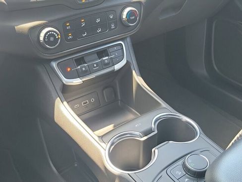 Used 2024 GMC Terrain SLE FWD image 29