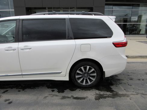 Used 2020 Toyota Sienna XLE Premium image 5