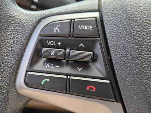 Used 2017 Hyundai Elantra SE FWD image 27