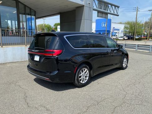Used 2024 Chrysler Pacifica Touring-L FWD image 5