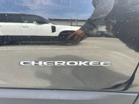 Used 2019 Jeep Cherokee Trailhawk w/ Cold Weather Group AWD/4WD image 8