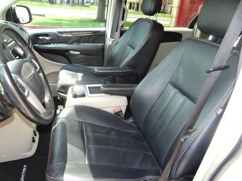 Used 2014 Chrysler Town & Country Touring image 12