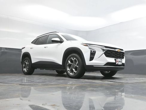 Used 2025 Chevrolet Trax LT FWD image 36