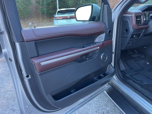 Used 2023 Ford Expedition Limited image 5