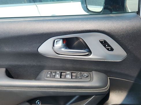 Used 2024 Chrysler Pacifica Limited FWD image 11