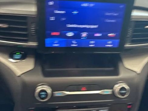 Used 2020 Ford Explorer XLT w/ Equipment Group 202A AWD/4WD image 14
