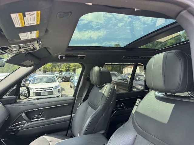 Used 2024 Land Rover Range Rover SE AWD/4WD image 3