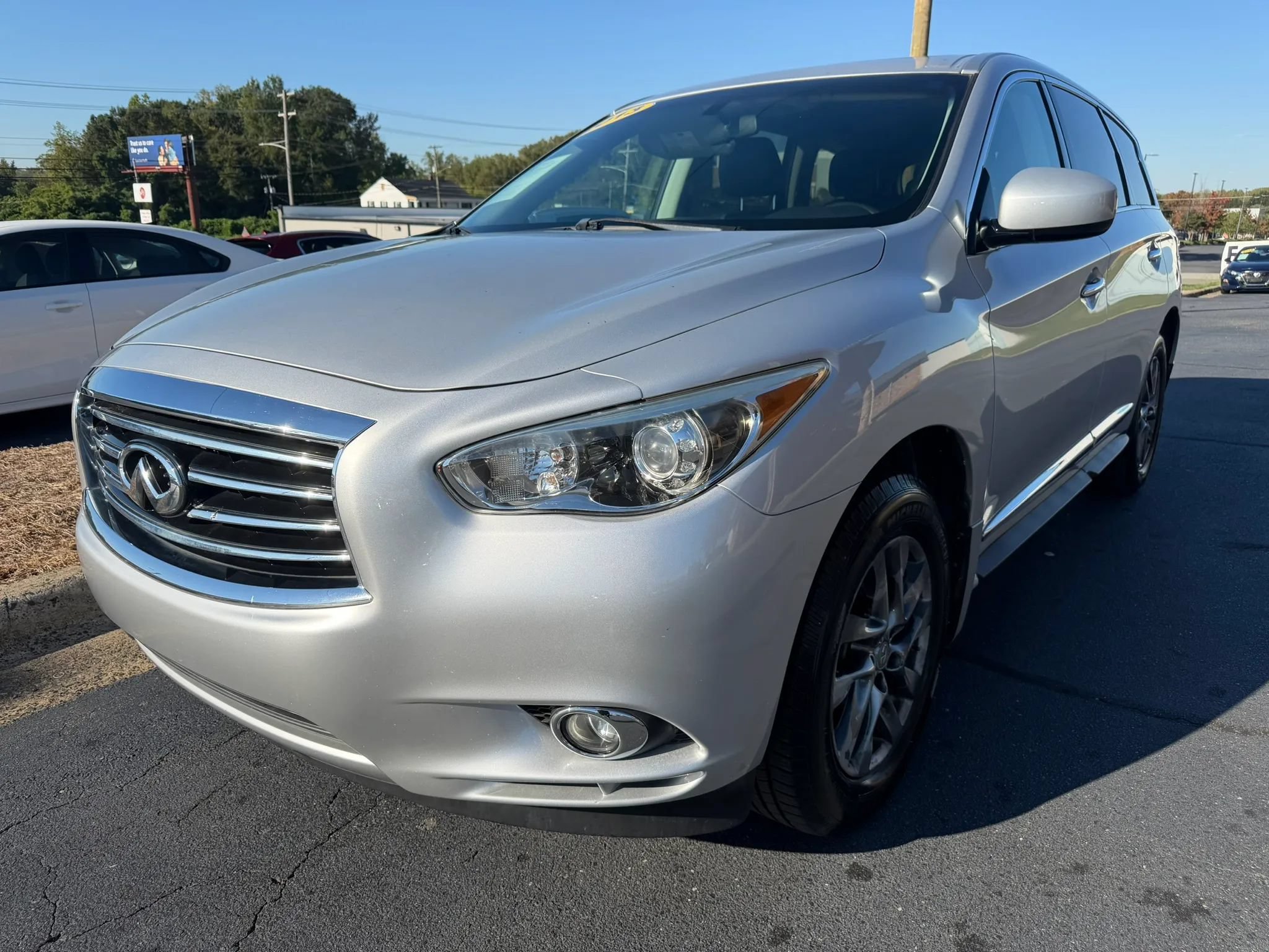 Used 2013 INFINITI JX35 FWD w/ Cargo Pkg image 3