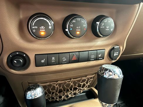 Used 2017 Jeep Wrangler Unlimited Sahara w/ Connectivity Group image 22