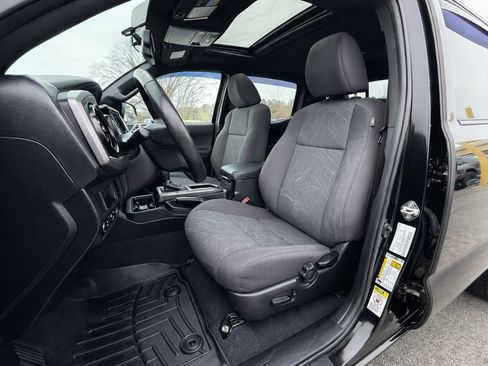 Used 2016 Toyota Tacoma TRD Sport w/ Premium & Technology Package AWD/4WD image 13
