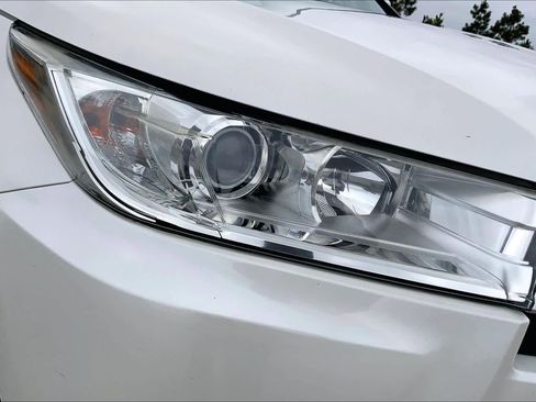 Used 2019 Toyota Highlander XLE FWD image 27
