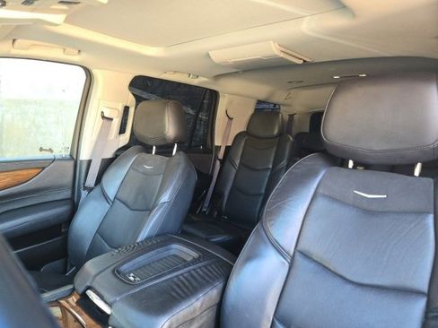 Used 2016 Cadillac Escalade Luxury image 9
