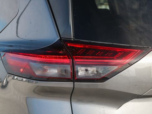 Used 2022 Nissan Rogue SV image 9