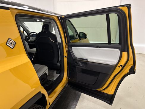 Used 2023 Rivian R1S Adventure AWD/4WD image 19