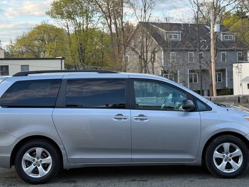Used 2011 Toyota Sienna LE w/ Towing Pkg FWD image 7