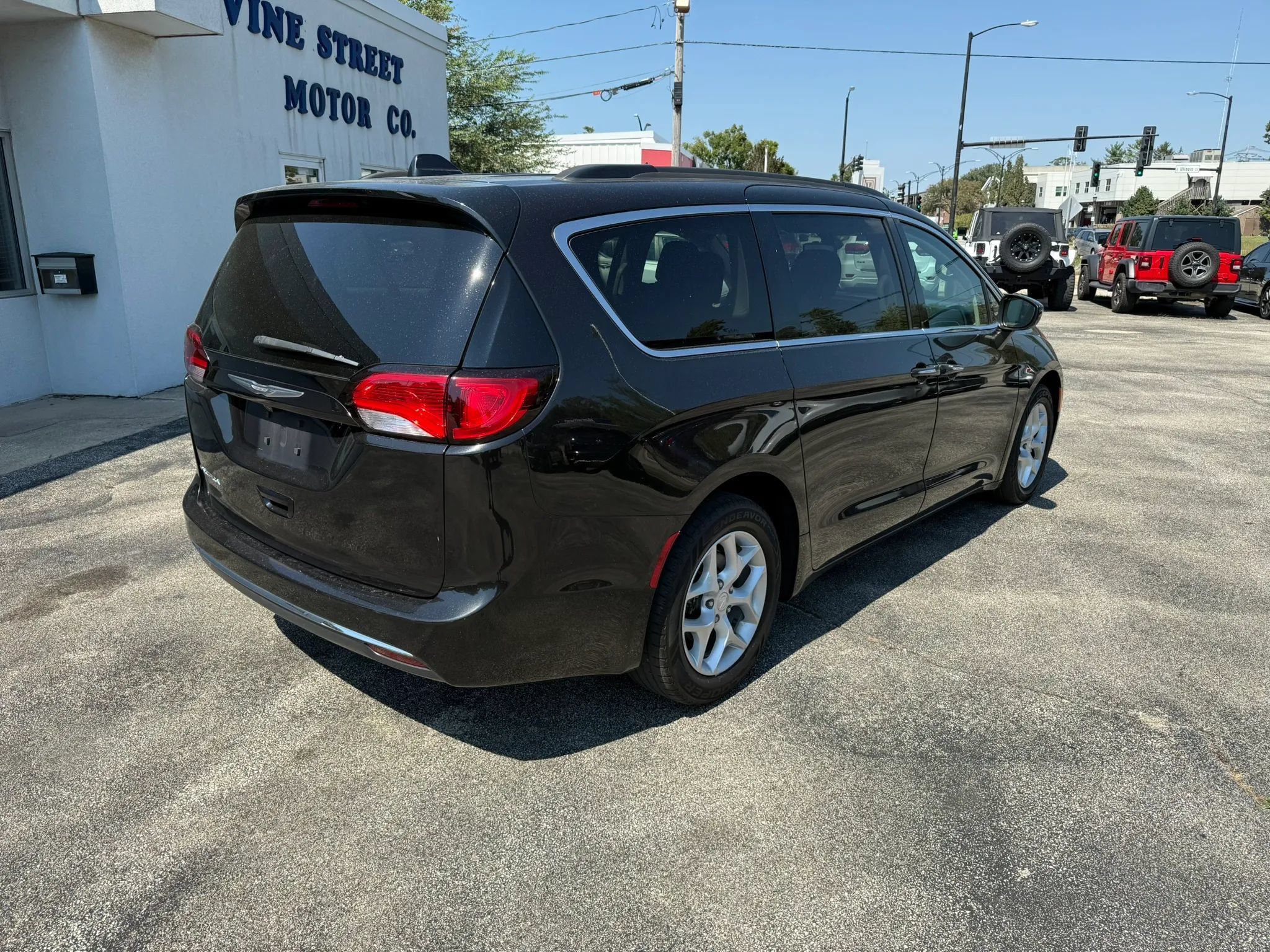 Used 2017 Chrysler Pacifica Touring Plus w/ Tire & Wheel Group FWD image 5