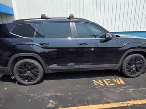 Used 2024 Volkswagen Atlas SE w/ Panoramic Sunroof Package AWD/4WD image 2