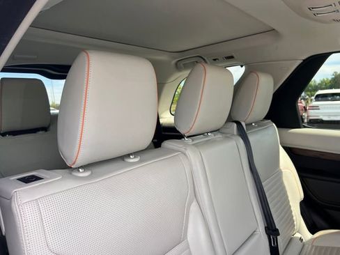 Used 2017 Land Rover Discovery HSE Luxury AWD/4WD image 36