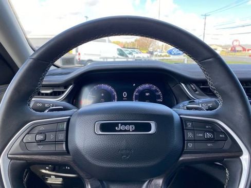 Used 2023 Jeep Grand Cherokee Limited w/ Black Appearance Package AWD/4WD image 15