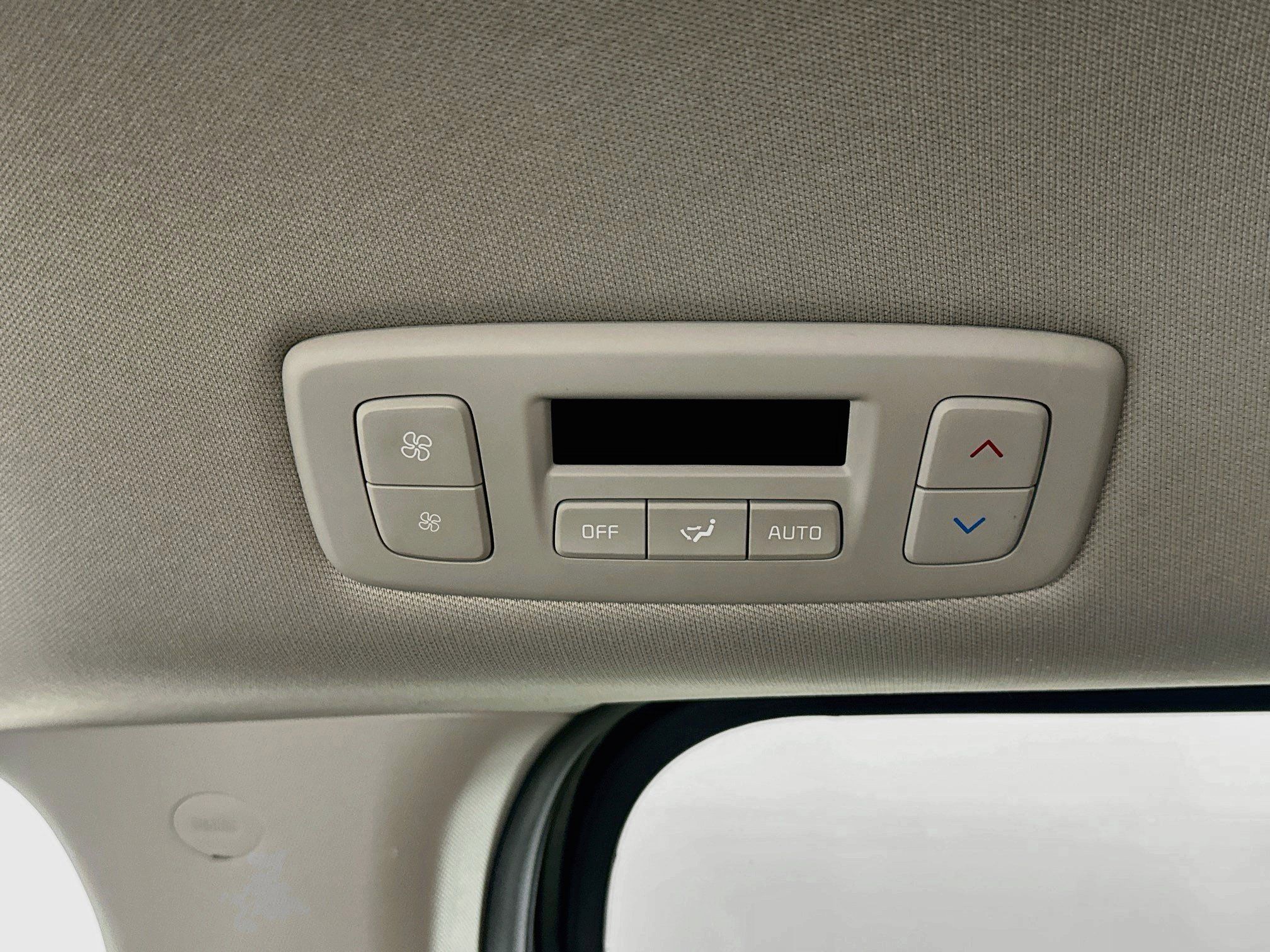 Used 2025 Kia Carnival FWD image 28