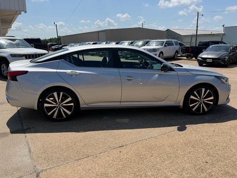 Used 2019 Nissan Altima 2.5 SR FWD image 6
