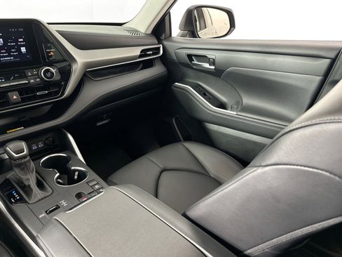 Used 2023 Toyota Highlander XLE image 23