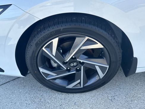 New 2025 Hyundai Elantra SEL image 11