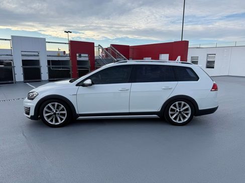 Used 2017 Volkswagen Golf Alltrack SE image 3