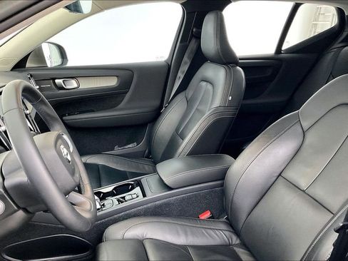 Used 2023 Volvo XC40 B4 Plus image 31