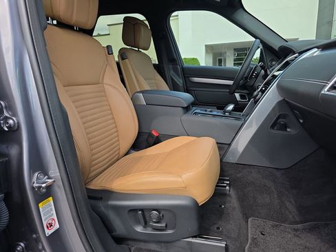Used 2024 Land Rover Discovery Dynamic SE AWD/4WD image 15