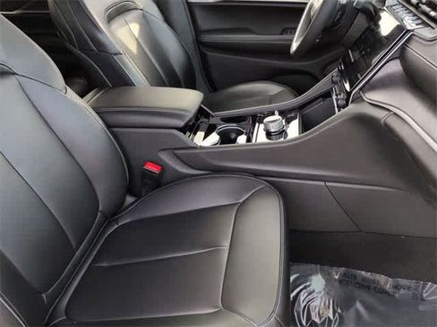 Used 2023 Jeep Grand Cherokee Limited image 22