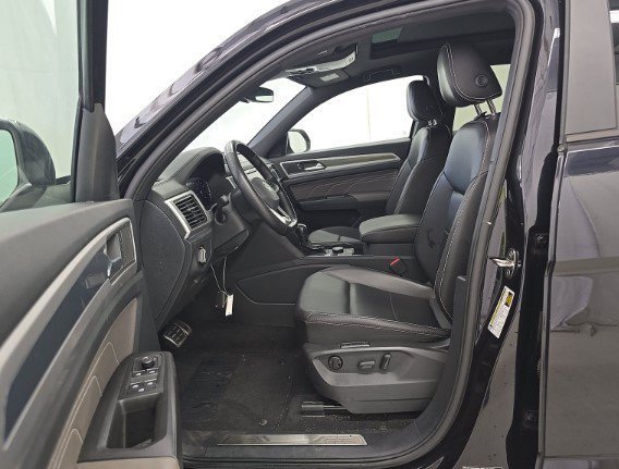 Used 2023 Volkswagen Atlas Cross Sport SEL R-Line AWD/4WD image 2