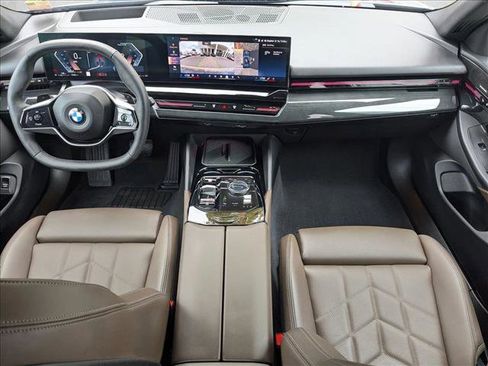 Used 2025 BMW 530i w/ Premium Package image 18