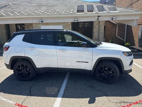Used 2022 Jeep Compass Latitude image 8