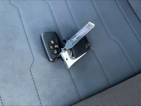 New 2025 Volkswagen Taos SE image 28