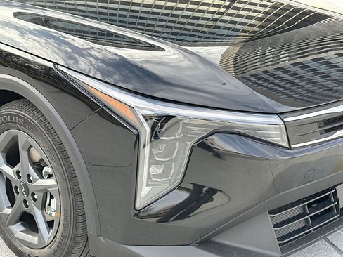 New 2025 Kia K4 LXS image 8