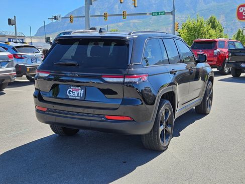 Used 2023 Jeep Grand Cherokee Altitude AWD/4WD image 3