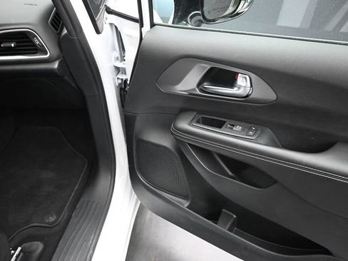 Used 2026 Chrysler Pacifica Select FWD image 24
