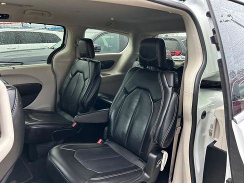 Certified 2023 Chrysler Pacifica Touring-L image 10