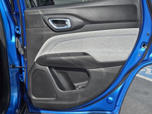 Used 2025 Jeep Compass Latitude image 30