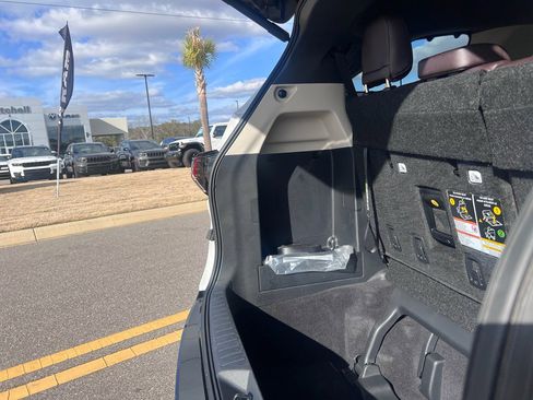 Used 2024 Toyota Sienna Platinum image 7